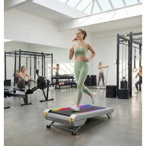 Loopband met Automatische Hellingshoek voor Thuis en Kantoor - Slanke Onder-Tafel Walking Pad met 14% Hellingshoek, LED-Display, Stille Borstelloze Motor en AI-ondersteunde SmartCoach App - Designbest